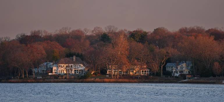 Lakeside houses in CT